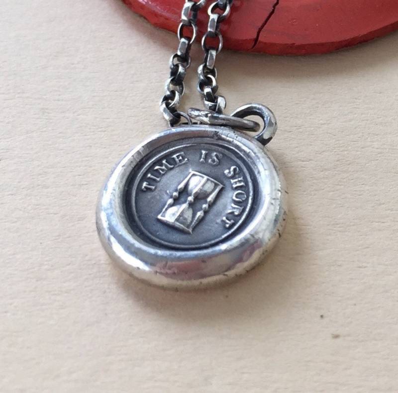 Die Zeit Ist Knapp Antikes Wachs Buchstaben Siegel. Sterling Silber, Mit Oder Ohne Kette Die Zeit Ist Knapp Antikes Wachs Buchstaben Siegel. Sterling Silber, Mit Oder Ohne Kette von SWALKDESIGNS