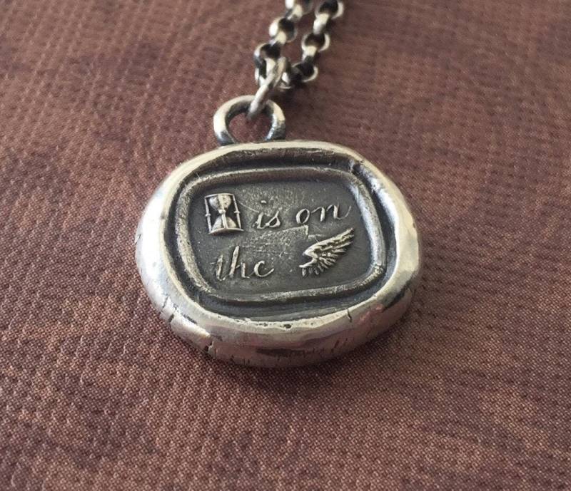 Flügel Anhänger, Antiker Wachs Buchstaben Siegel Anhänger. Sterling Silber Halskette. Die Zeit Vergeht, Memento Mori Schmuck. Das Leben Ist Kurz von SWALKDESIGNS