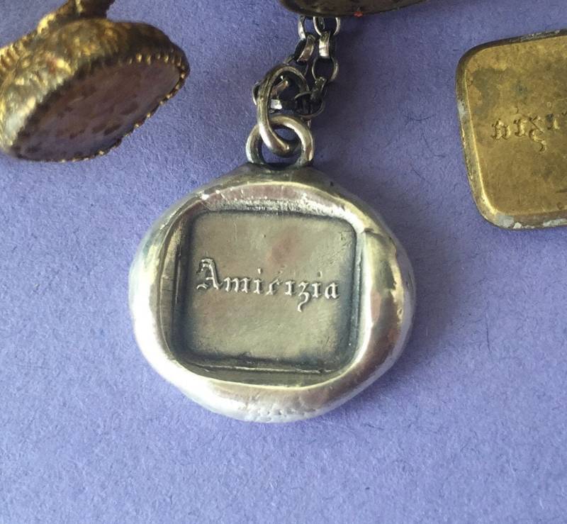 Freundschafts-Anhänger. Antiker Wachs Buchstaben Siegelschmuck. Sterling Silber Amulett. Bester Freund Anhänger Freundschafts-Anhänger. Antiker Wachs Buchstaben Siegelschmuck. Sterling Silber Amulett. Bester Freund Anhänger von SWALKDESIGNS