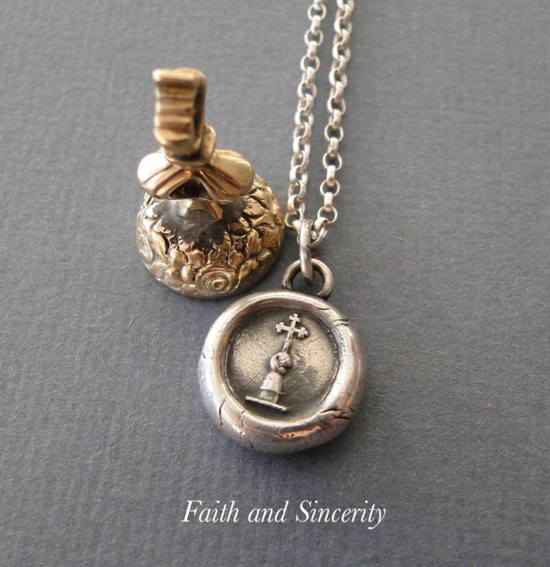 Glaube Und Aufrichtigkeit... Antik Wachs Buchstaben Siegel Impression, Sterling Silber Amulett, Religiös, Kreuz, Bedeutungsvoller Schmuck von SWALKDESIGNS