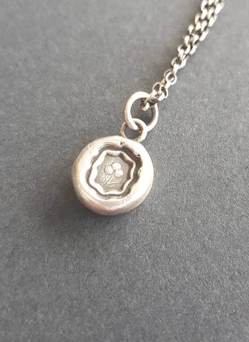 Glücksklee - Sterling Silber Antik Wachssiegel. Handgefertigter Irish Anhänger. Emblem Irlands Glücksklee - Sterling Silber Antik Wachssiegel. Handgefertigter Irish Anhänger. Emblem Irlands von SWALKDESIGNS
