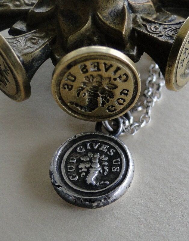 Gott Schenkt Uns Viel Antike Wachssiegel. Füllhorn, Wachssiegelabdruck, Sterling Silber Dankbarkeit Anhänger Gott Schenkt Uns Viel Antike Wachssiegel. Füllhorn, Wachssiegelabdruck, Sterling Silber Dankbarkeit Anhänger von SWALKDESIGNS