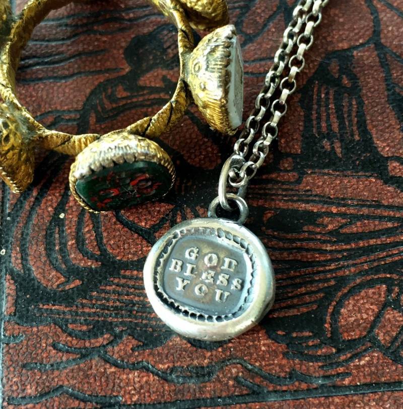 Gott Segne Dich, Antike Wachssiegel Schmuck. Sterling Religiöser Anhänger. Christlicher Segen. Schutzamulett von SWALKDESIGNS