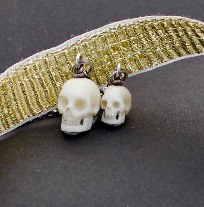 Handgeschnitzter Totenkopf Anhänger, Groß Und Klein. Knochen Geschnitzter Schädel. Memento Mori Totenkopf, Trauerschmuck, Halloween Schmuck von SWALKDESIGNS