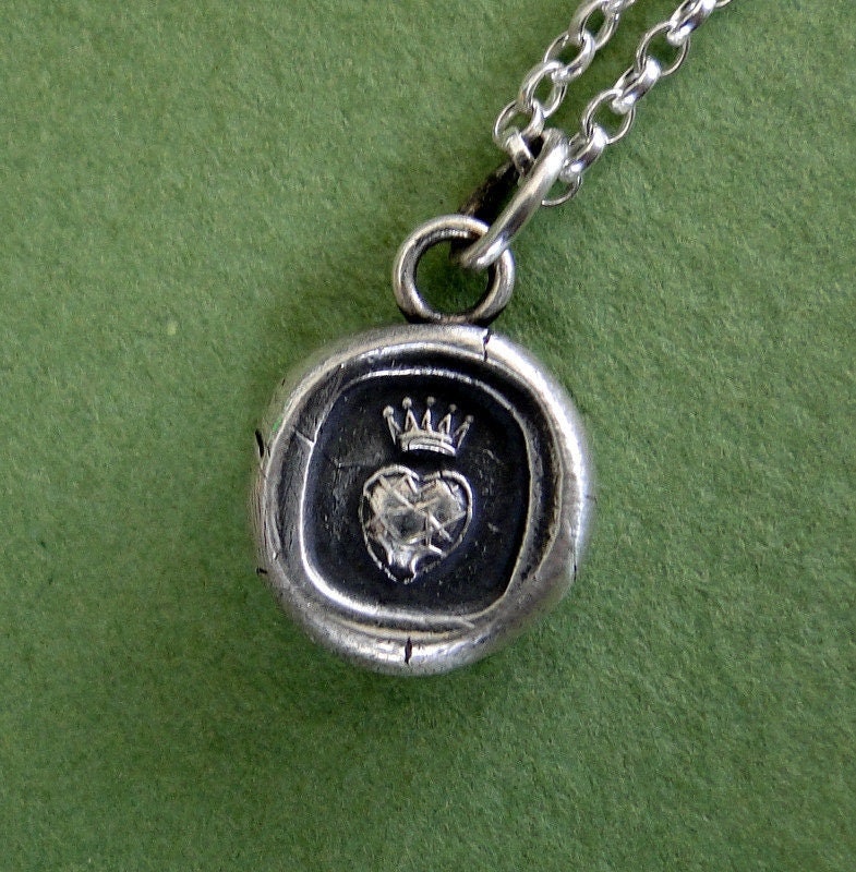 Herzanhänger, Antikes Wachsbrief Siegel, Gekröntes Herz. Perfektes Geschenk Für Hochzeit, Braut Oder Trauzeugin Herzanhänger, Antikes Wachsbrief Siegel, Gekröntes Herz. Perfektes Geschenk Für Hochzeit, Braut Oder Trauzeugin von SWALKDESIGNS