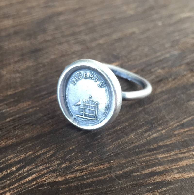 Liberty Ring. Antiker Wachs Buchstaben Siegel Ring, Sterling Silber Vogel Ring Vogelkäfig Freiheitsring, Freiheitsring Liberty Ring. Antiker Wachs Buchstaben Siegel Ring, Sterling Silber Vogel Ring Vogelkäfig Freiheitsring, Freiheitsring von SWALKDESIGNS