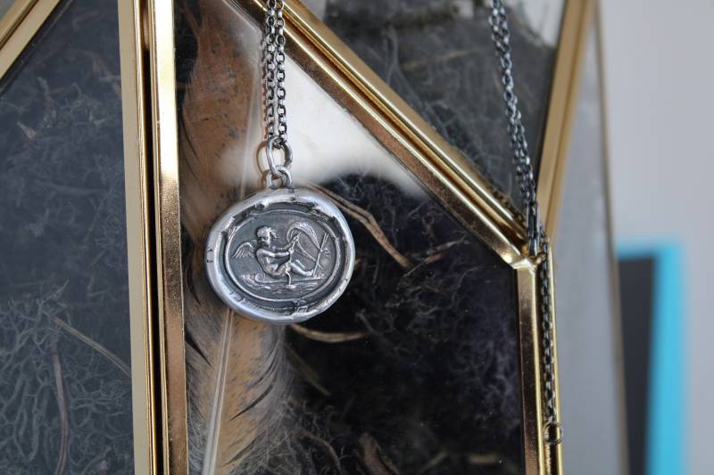 Love Findet The Way Tassie Robbe Mit Amor Und Rauer See. Sterling Silber Antikes Wachs Brief Siegel Amulett. Handgemachter Schmuck von SWALKDESIGNS