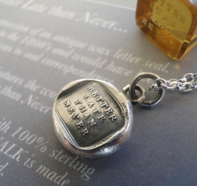 Lieber Später Als Nie Antiker Wachs Buchstaben Siegel Anhänger von SWALKDESIGNS