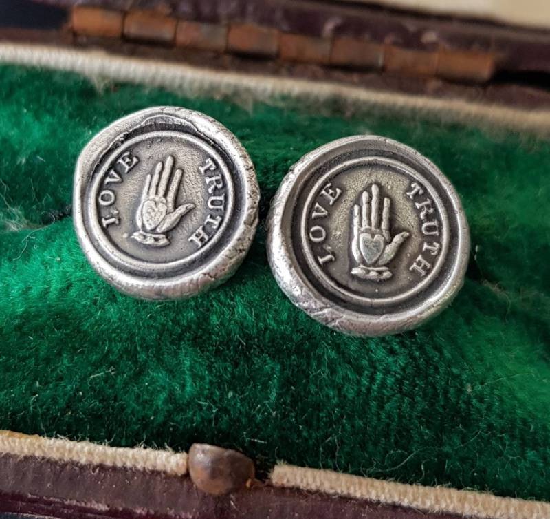 Love, Truth Ohrstecker. Sterling Ohrringe. Handgefertigter Wachssiegelschmuck von SWALKDESIGNS