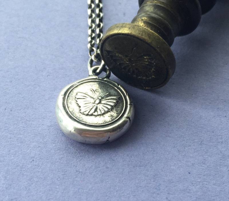 Motte Anhänger. Wiedergeburt Und Neuanfänge. Antiker Wachs Brief Siegel Schmuck, Sterling Silber Mit Motten Abdruck von SWALKDESIGNS
