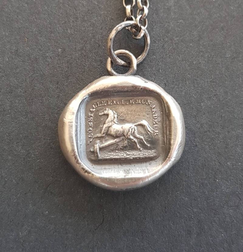 Pferdeanhänger, Hindernisse Begeistern Mich - Antiker Wachsbuchstabe. Antiker Wachs Siegel Schmuck. Bolzenpferd, Ich Erhebt Zu Jeder Gelegenheit Pferdeanhänger, Hindernisse Begeistern Mich - Antiker Wachsbuchstabe. Antiker Wachs Siegel Schmuck. Bolzenpferd, Ich Erhebt Zu Jeder Gelegenheit von SWALKDESIGNS
