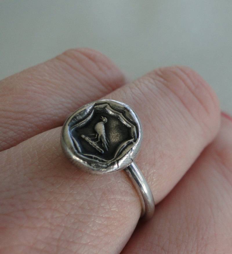 Rabenring Aus Silber. Silber Krähe Ring. Antiker Wachs Siegelring. Emblem Des Wissens. Handgefertigt in Ihrer Größe Rabenring Aus Silber. Silber Krähe Ring. Antiker Wachs Siegelring. Emblem Des Wissens. Handgefertigt in Ihrer Größe von SWALKDESIGNS