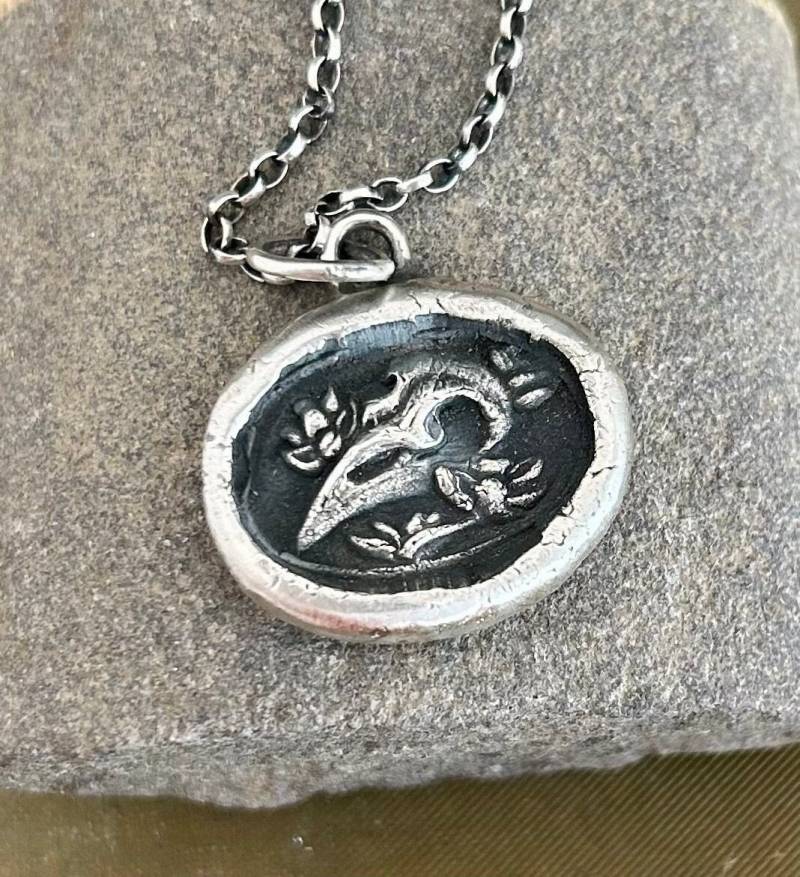 Rabenschädel Anhänger Lotusblüten. Sterling Silber Anhänger von SWALKDESIGNS