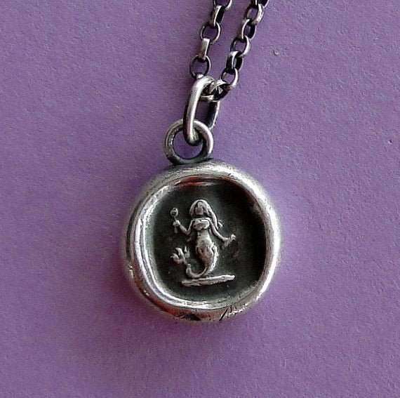 Silber Meerjungfrau Anhänger. Antiker Wachs Brief Siegelschmuck. Kleiner Meerjungfrauen-Anhänger. Emblem Der Eloquenz Silber Meerjungfrau Anhänger. Antiker Wachs Brief Siegelschmuck. Kleiner Meerjungfrauen-Anhänger. Emblem Der Eloquenz von SWALKDESIGNS