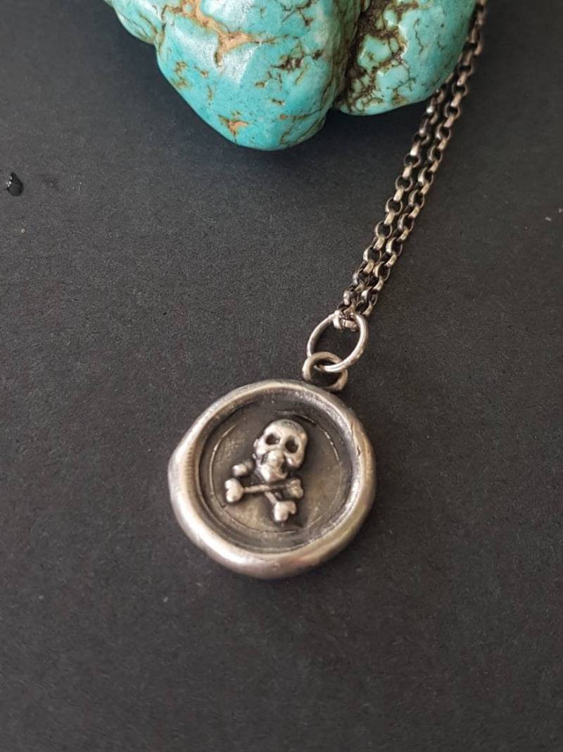 Silber Totenkopf Und Kreuzknochen Anhänger. Antiker Wachs Siegel Schmuck. Memento Mori Silber Totenkopf Und Kreuzknochen Anhänger. Antiker Wachs Siegel Schmuck. Memento Mori von SWALKDESIGNS