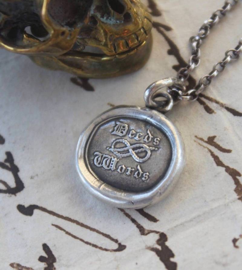 Taten Nicht Worte Anhänger, Handlungen Sprechen Lauter Als Worte. Lebensstunden, Guter Rat, Antikes Wachssiegel Amulett Taten Nicht Worte Anhänger, Handlungen Sprechen Lauter Als Worte. Lebensstunden, Guter Rat, Antikes Wachssiegel Amulett von SWALKDESIGNS