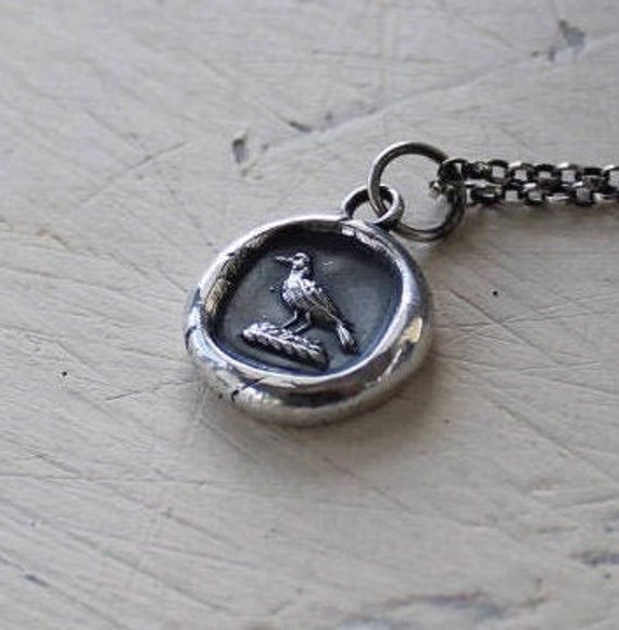 Toller Krähen Anhänger, Antiker Wachsrobbe Raben Amulett. Kleiner Sterling Statement Schmuck. Heraldik "Wissen' Symbolik Für Schüler Oder Lehrer Toller Krähen Anhänger, Antiker Wachsrobbe Raben Amulett. Kleiner Sterling Statement Schmuck. Heraldik "Wissen' Symbolik Für Schüler Oder Lehrer von SWALKDESIGNS