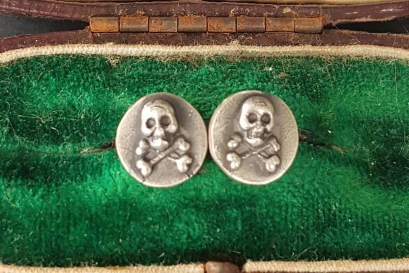 Totenkopf Ohrringe, Sterling Silber Memento Mori Skull Und Crossbones. Handgemachte Ohrringe Totenkopf Ohrringe, Sterling Silber Memento Mori Skull Und Crossbones. Handgemachte Ohrringe von SWALKDESIGNS