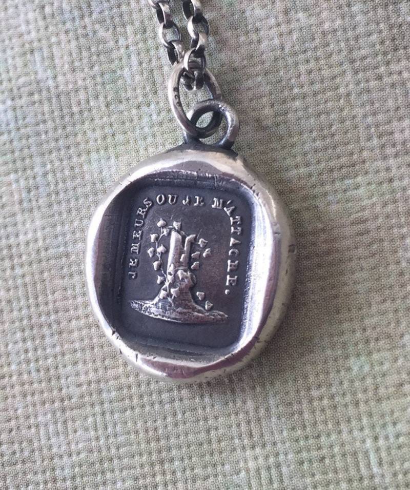 Treuer Efeu Anhänger. "Ich Schnörkele Oder Ich Die. Antiker Wachs Buchstaben Siegel Treuer Efeu Anhänger. "Ich Schnörkele Oder Ich Die. Antiker Wachs Buchstaben Siegel von SWALKDESIGNS