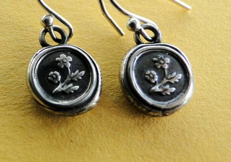 Vergissmeinnicht Blume, Wachssiegel, Sterling Silber, Baumeln Ohrringe von SWALKDESIGNS