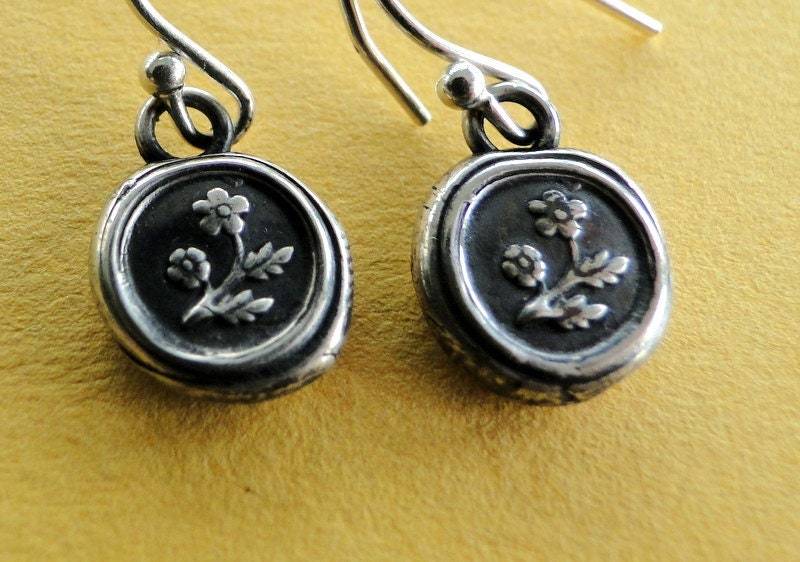 Vergissmeinnicht Blume, Wachssiegel, Sterling Silber, Baumeln Ohrringe von SWALKDESIGNS