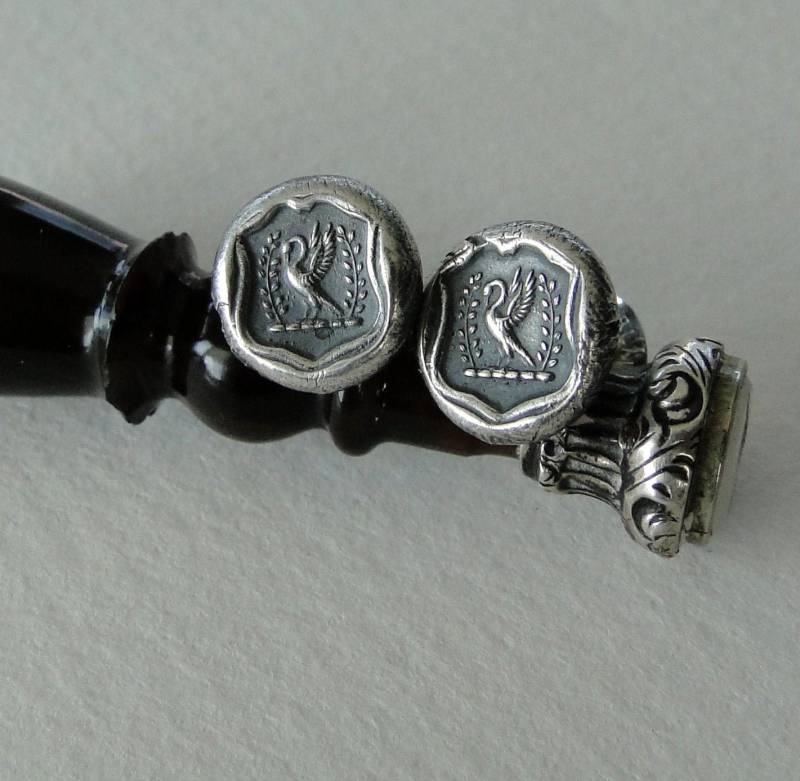 Winzige Sterling Silber Ohrstecker, Wachs Siegel Abdruck, Antike Schwan Ohrstecker Winzige Sterling Silber Ohrstecker, Wachs Siegel Abdruck, Antike Schwan Ohrstecker von SWALKDESIGNS