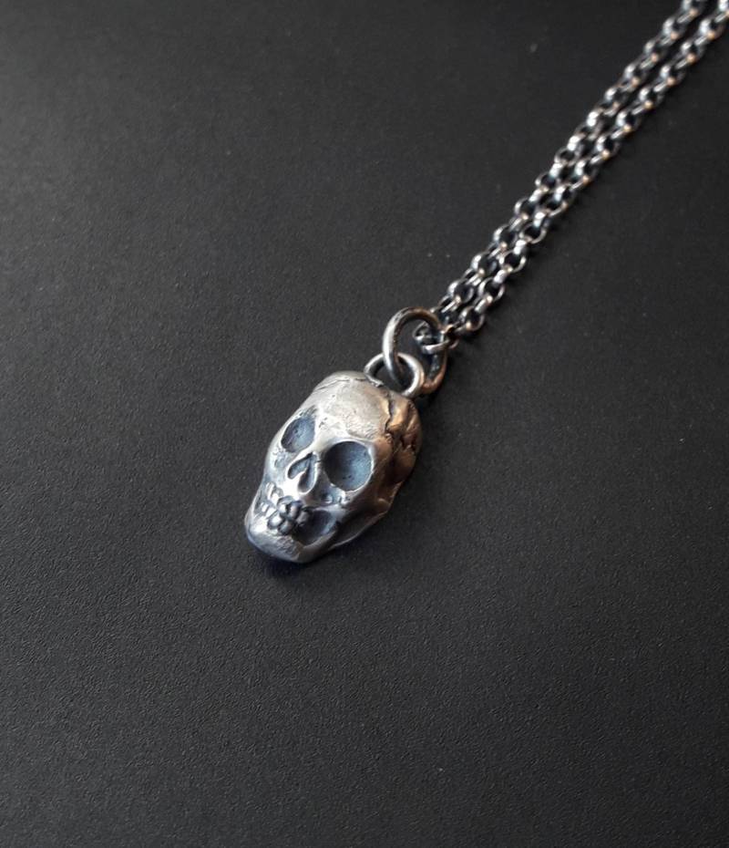 Winziger Massiver Silber Totenkopf Memento Mori, Für Ihr Amulett Kleine Ergänzung Winziger Massiver Silber Totenkopf Memento Mori, Für Ihr Amulett Kleine Ergänzung von SWALKDESIGNS