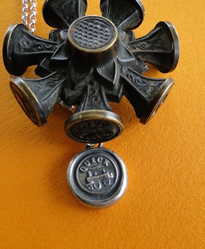 Zug Anhänger, Antikes Wachs Buchstaben Siegel, Sterling Silber Handgemachter Anhänger. Motto-Halskette Mit "Schnell" Zug Anhänger, Antikes Wachs Buchstaben Siegel, Sterling Silber Handgemachter Anhänger. Motto-Halskette Mit "Schnell" von SWALKDESIGNS