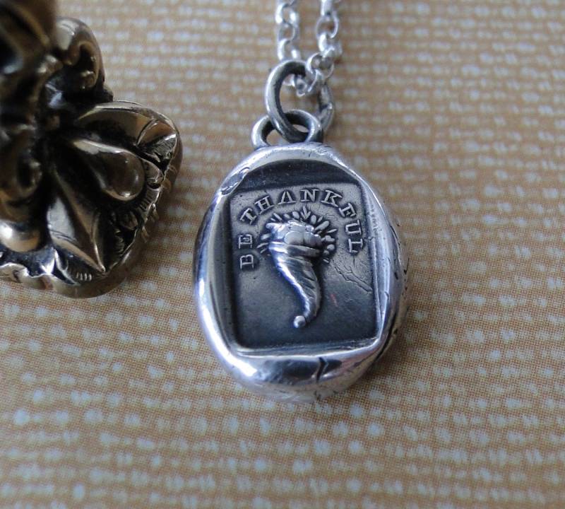 sterling Silber Antik Wachs Brief Siegel Schmuck, Mit Füllhorn, Und Sei Dankbar, Danke Halskette, Segen Halskette sterling Silber Antik Wachs Brief Siegel Schmuck, Mit Füllhorn, Und Sei Dankbar, Danke Halskette, Segen Halskette von SWALKDESIGNS