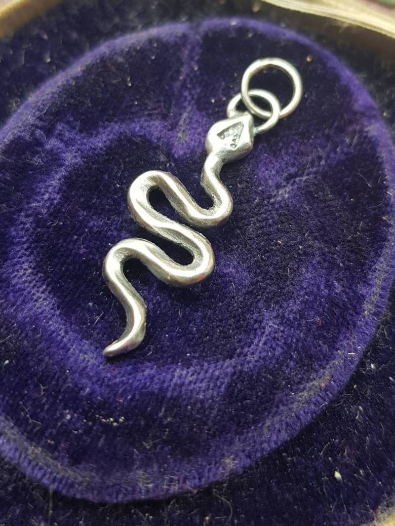 sterling Silber Schlange Anhänger. Handgefertigter Schlangen Add On Für Deine Totem Halskette. Geistertier von SWALKDESIGNS