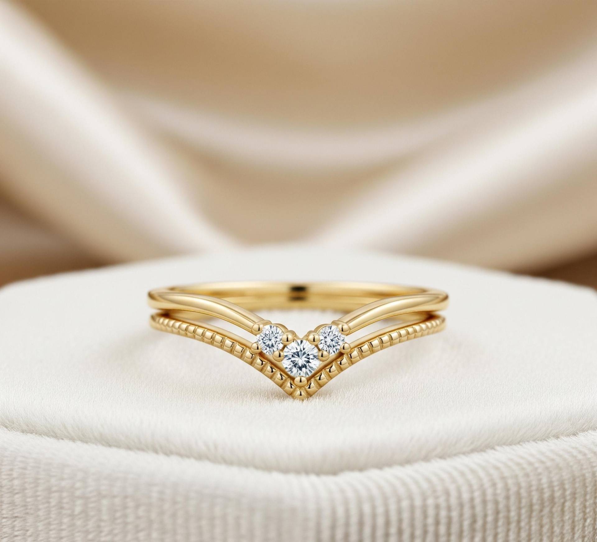 Chevron V-Form Verlobungsring, Runde Form Moissanit Ring, Drei-stein Ehering, Prong Set Zweireihiger Milgrain 14K Gold Ring Chevron V-Form Verlobungsring, Runde Form Moissanit Ring, Drei-stein Ehering, Prong Set Zweireihiger Milgrain 14K Gold Ring von SWASTIKJEWELART