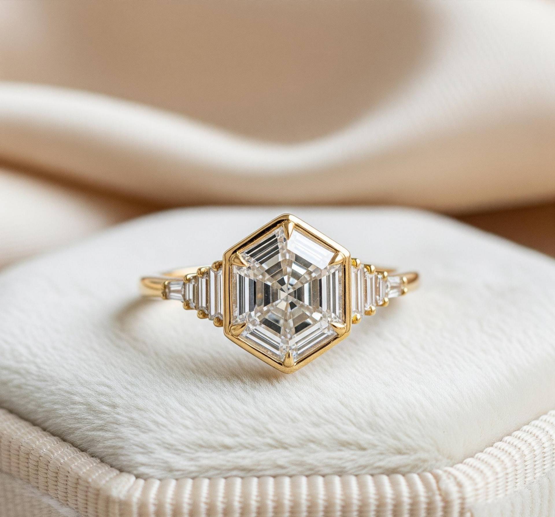 Vintage Cluster Verlobungsring, Hexagon & Baguette Form Moissanite Ring, Lünette Mit Zacken Set Ehering, Geschenk Für Sie, 10K Gold Ring Vintage Cluster Verlobungsring, Hexagon & Baguette Form Moissanite Ring, Lünette Mit Zacken Set Ehering, Geschenk Für Sie, 10K Gold Ring von SWASTIKJEWELART