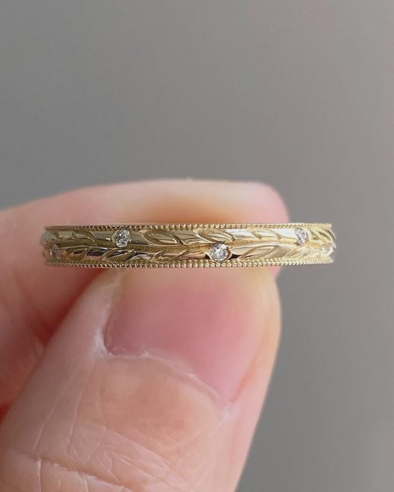 Volle Ewigkeit Verlobungsring, Runde Form Moissanit Band, 14K Gold Blatt Inspirierter Hochzeitsring, Flush Setting Milgrain Band von SWASTIKJEWELART