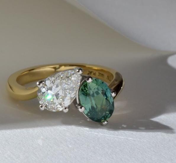 Zweifarbiger Verlobungsring, Ehering Toi Et Moi, Oval & Birnenform Diamantring, Grüner Smaragd Edelstein Ring, You-Me Prong Set Ring von SWASTIKJEWELART