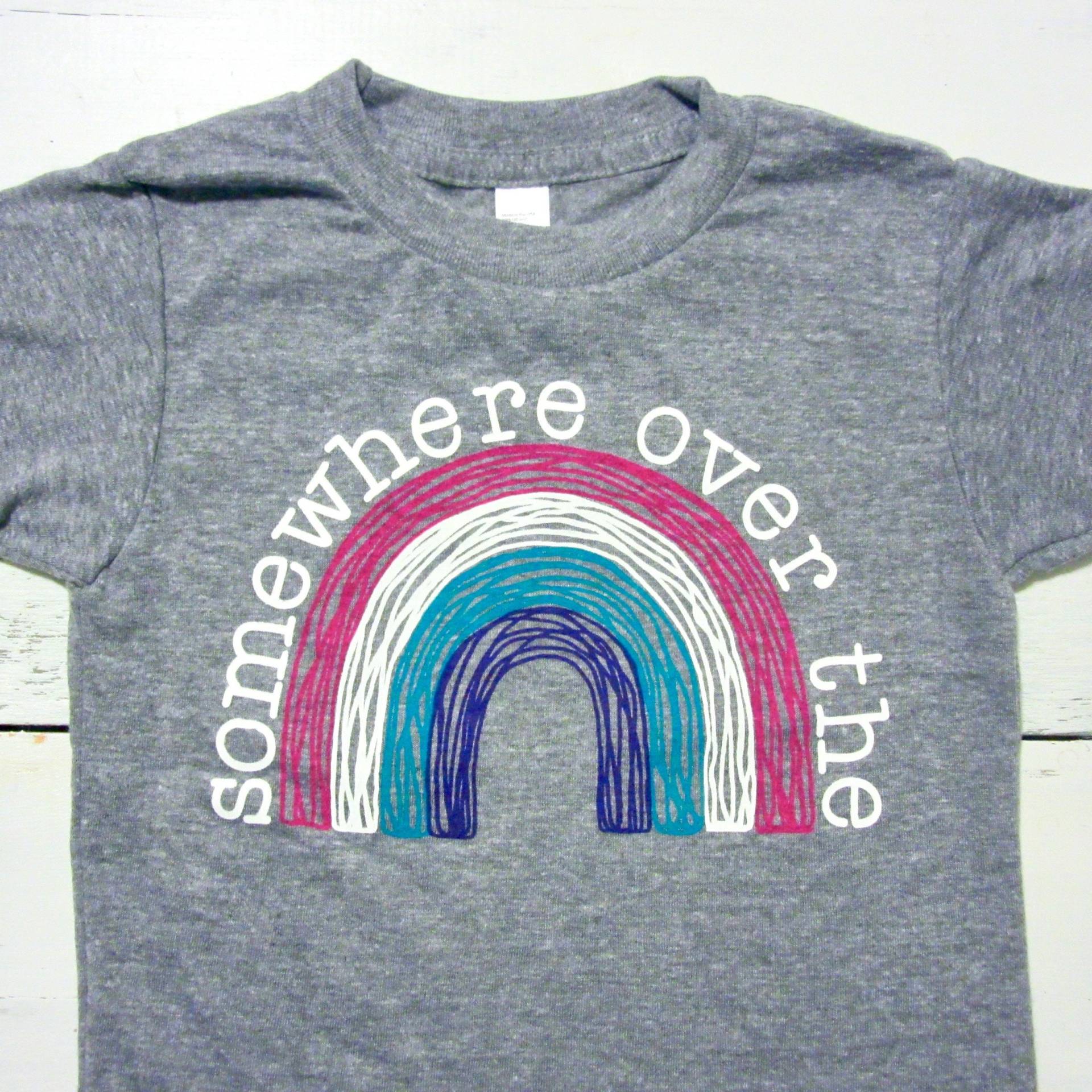 Irgendwo Über Dem Regenbogen Kleinkind T-Shirt von SWEETPEAANDB