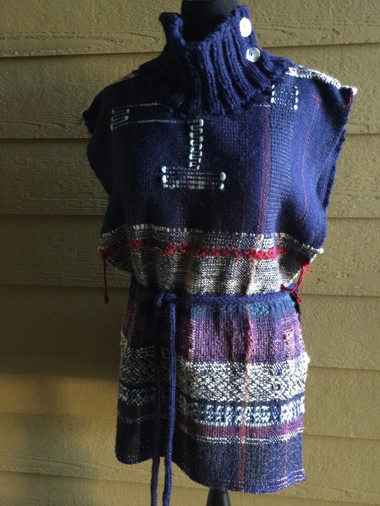 Handgewebter Improvisierter Freestyle Wappenrock Oder Poncho Mit Handgestricktem Kragen Handgewebter Improvisierter Freestyle Wappenrock Oder Poncho Mit Handgestricktem Kragen von SWHFiberWorks