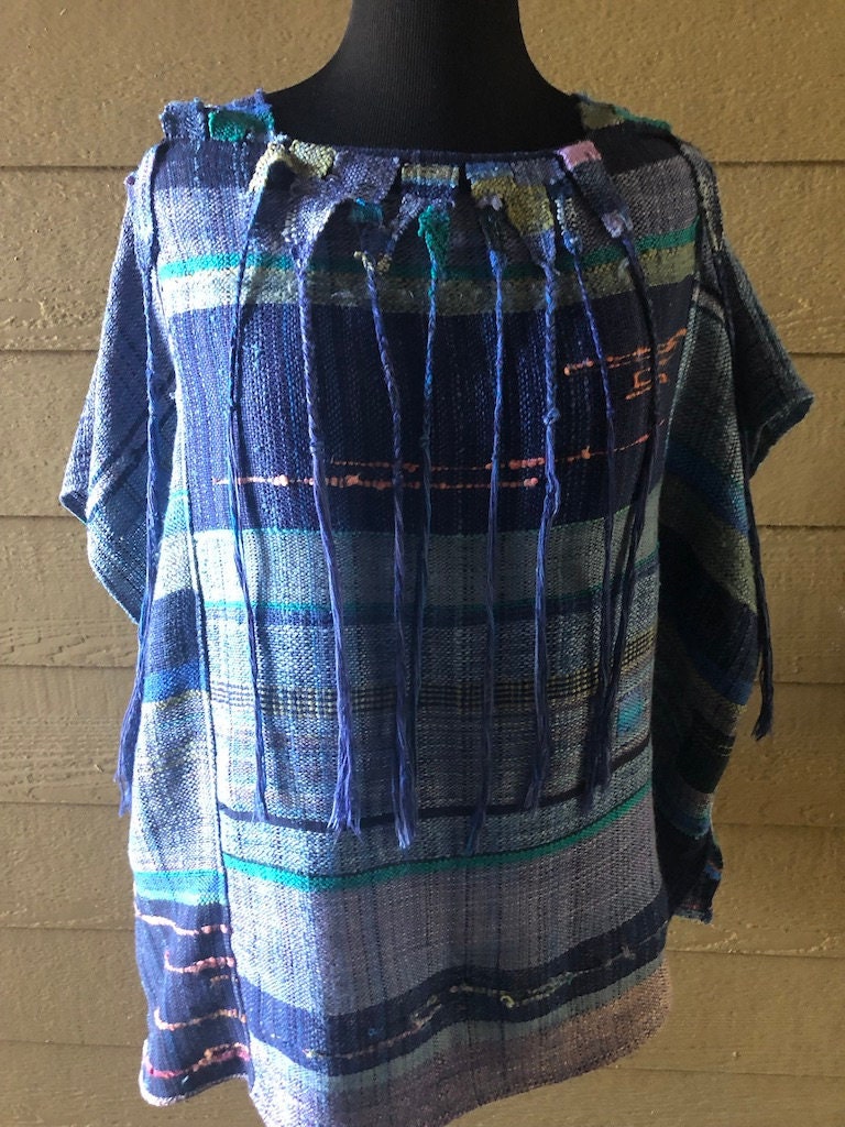 Handgewebtes Improvisiertes Freestyle Top Mit Fransen Details - "Savannah Blues" Handgewebtes Improvisiertes Freestyle Top Mit Fransen Details - "Savannah Blues" von SWHFiberWorks