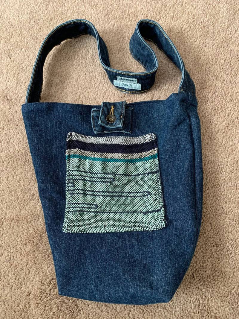 Recycelte Blaue Jean Boho Schultertasche Mit Saori-Way Freestyle Handgewebt Detail von SWHFiberWorks