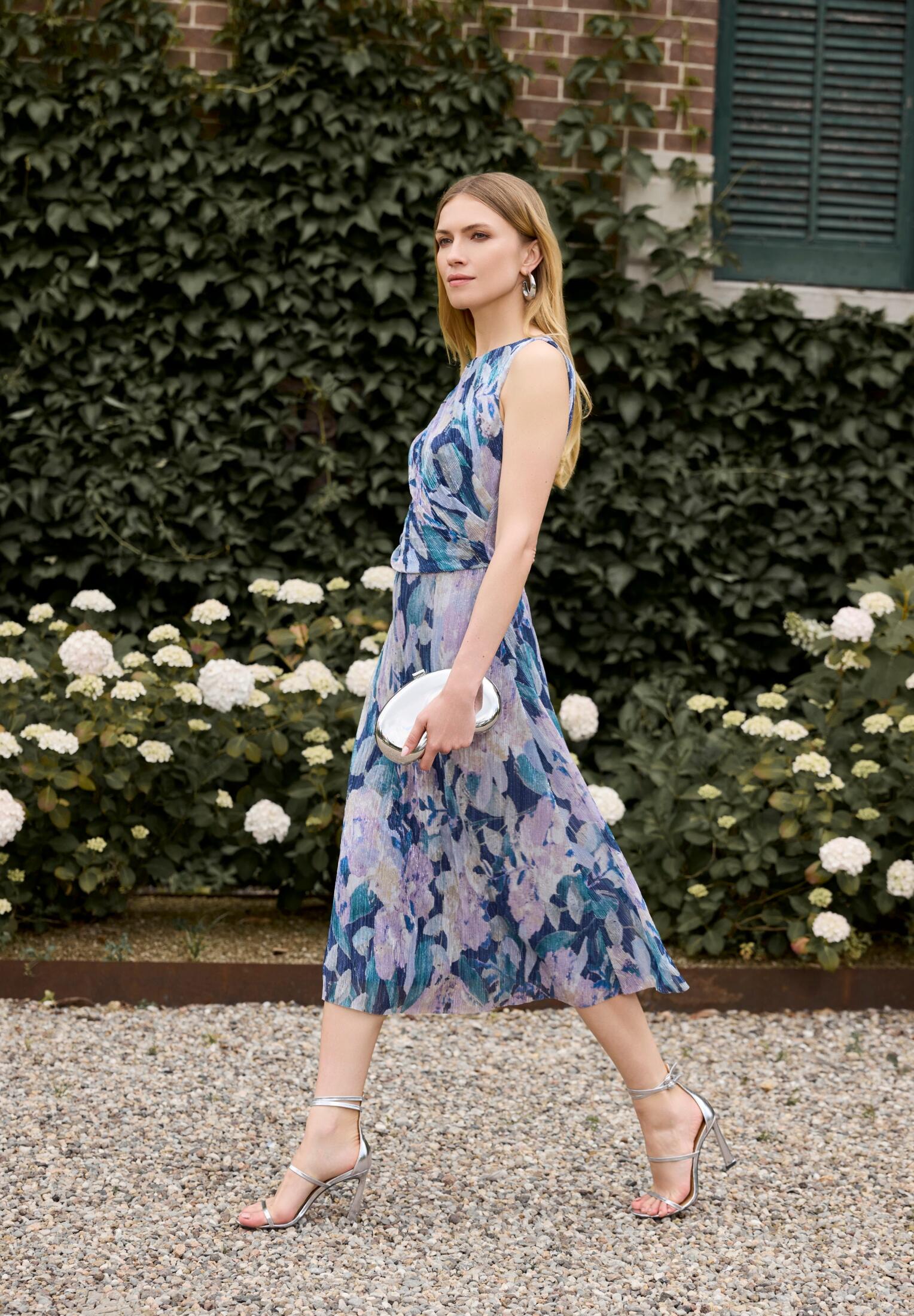 SWING - Midi Kleid mit diagonaler Drapierung aus bedrucktem Plissee Jersey mauve / multi von SWING