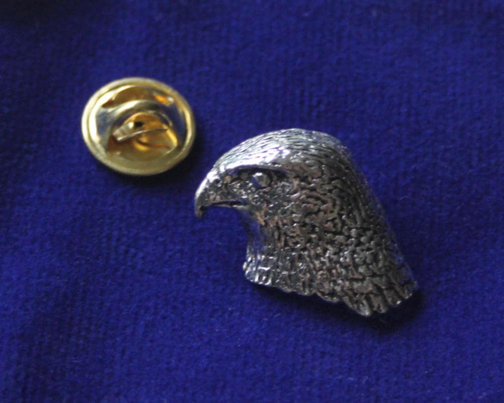 Hawk Pewter Anstecknadel Mit Geschenkbeutel von SWORLDesigns
