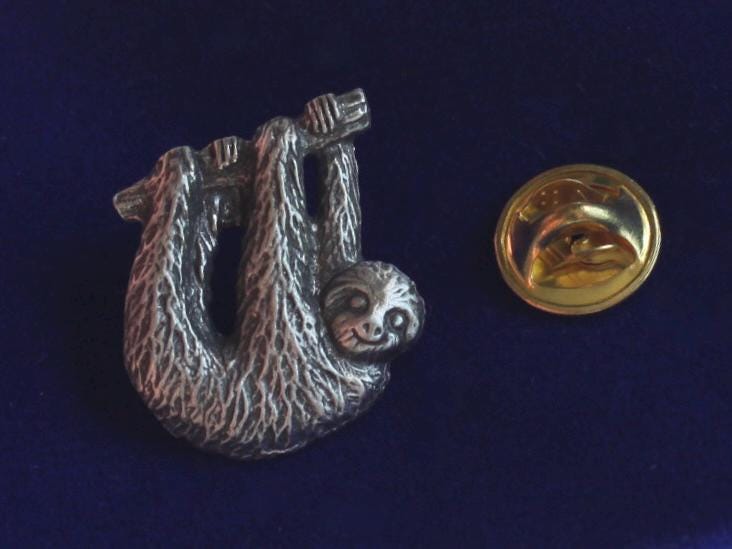 Zinn Faultier Anstecknadel Abzeichen Mit Geschenkbeutel von SWORLDesigns