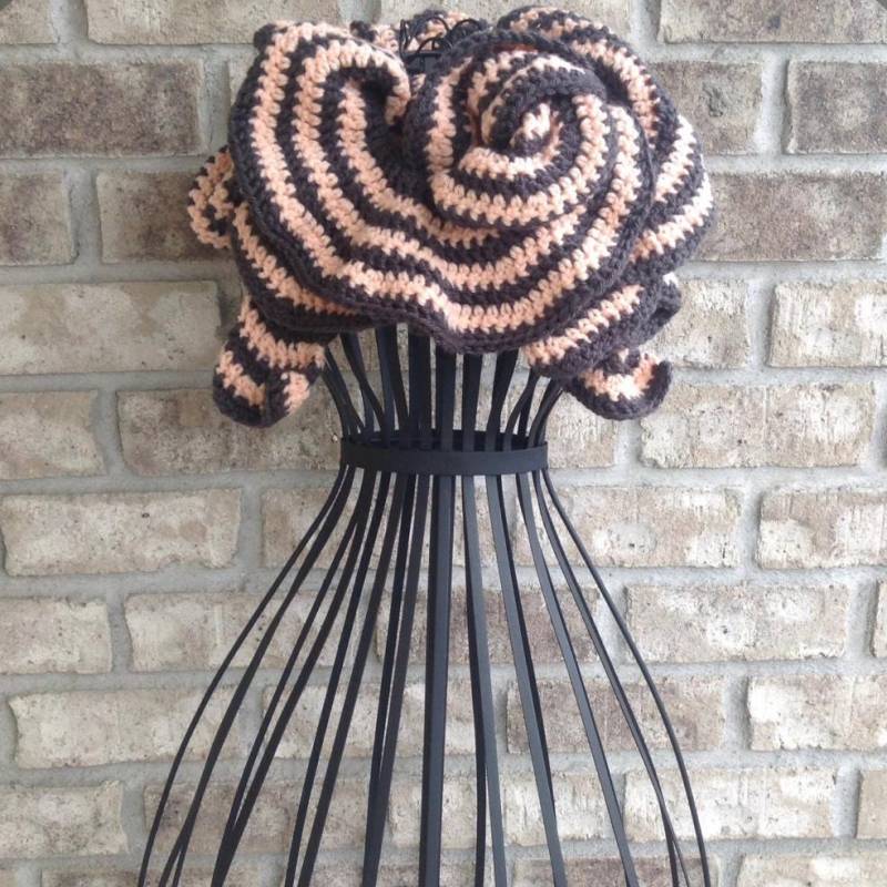 Damen Gehäkeltes Gestreiftes Schal Beanie Hut Mit Rüschen Im Set The Zee von SWadesHandmades