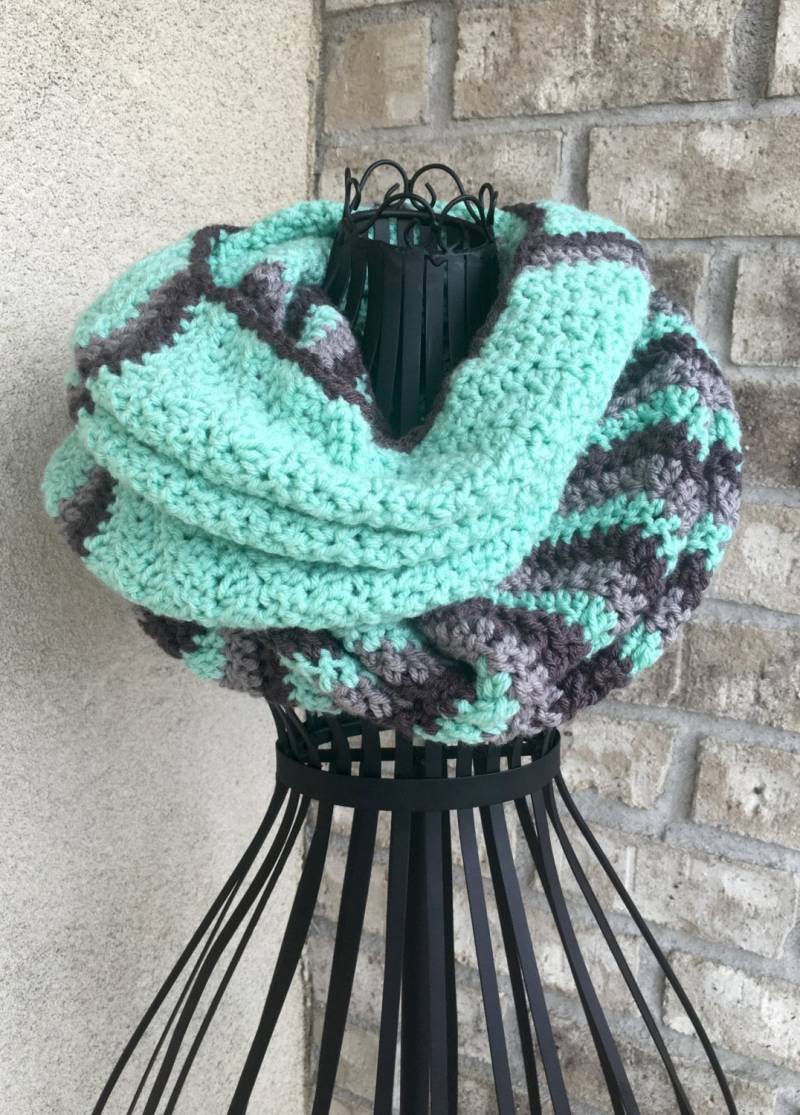 Damen Teenager Gehäkelte Breit Gestreift Cowl Halswärmer Snood Infinity Schal Möbius The Zoe von SWadesHandmades