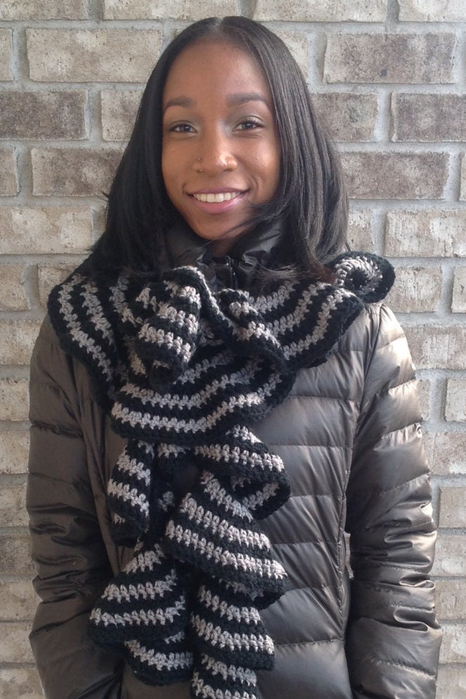 Damen Teens Gehäkelter Schal Mit Rüschen Und Streifen von SWadesHandmades