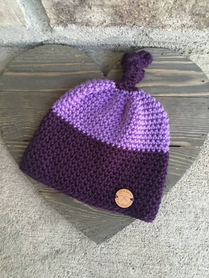 Gehäkelte Baby Mütze Skully Top Knot von SWadesHandmades