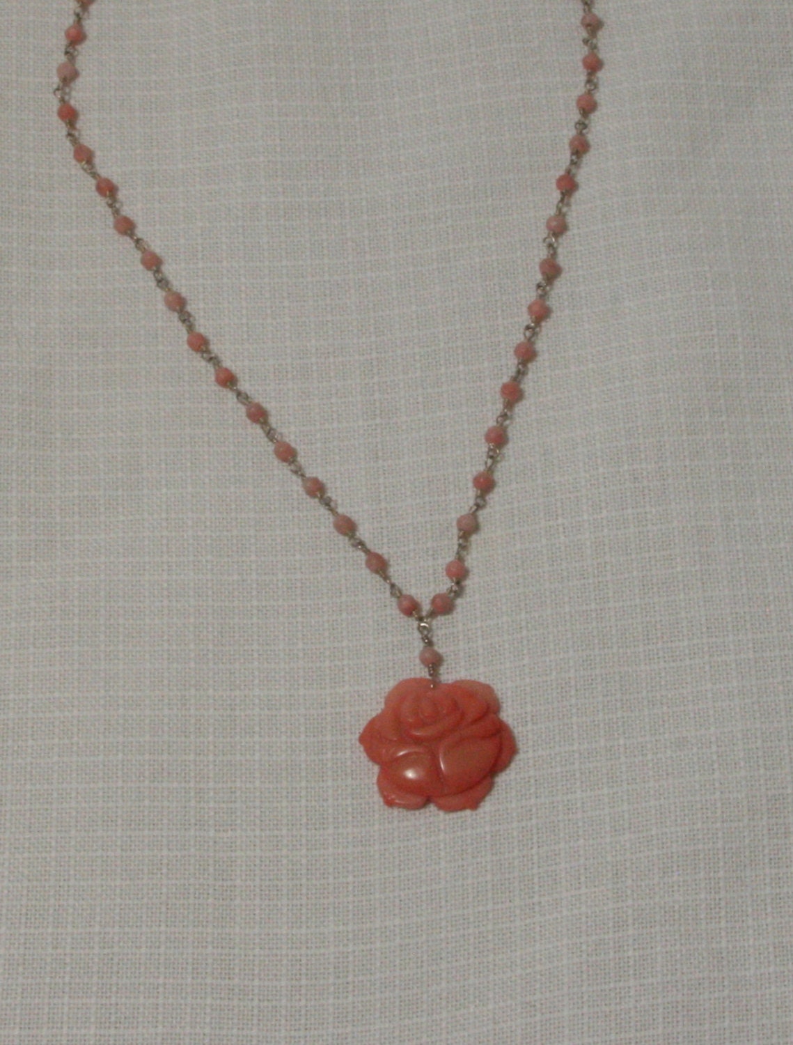 Blasse Koralle Geschnitzt Rose Mit Blassen Korallen Perle, Sterling Silber Draht Wickeln Und Verschluss Blasse Koralle Geschnitzt Rose Mit Blassen Korallen Perle, Sterling Silber Draht Wickeln Und Verschluss von SWearJewelry