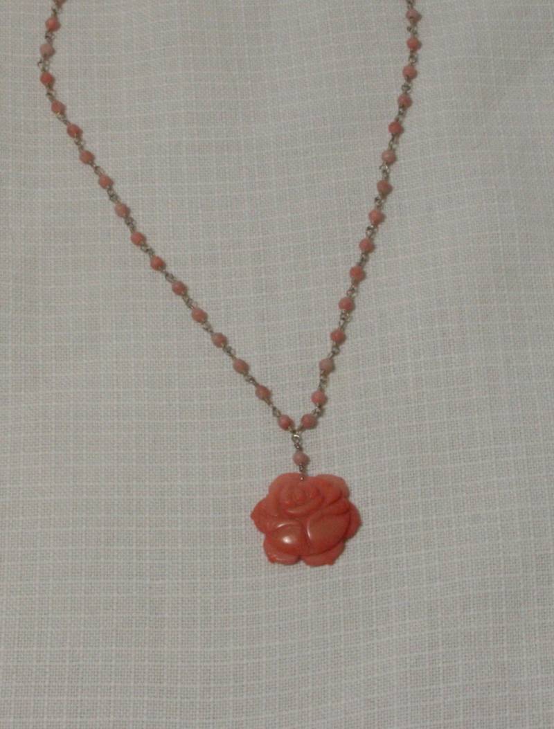 Blasse Koralle Geschnitzt Rose Mit Blassen Korallen Perle, Sterling Silber Draht Wickeln Und Verschluss Blasse Koralle Geschnitzt Rose Mit Blassen Korallen Perle, Sterling Silber Draht Wickeln Und Verschluss von SWearJewelry