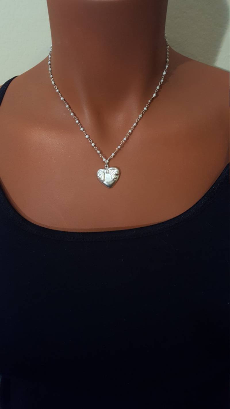 Feine Silber Herzanhänger Mit Seed Perlen Und Sterlingsilber Wire Wrap von SWearJewelry