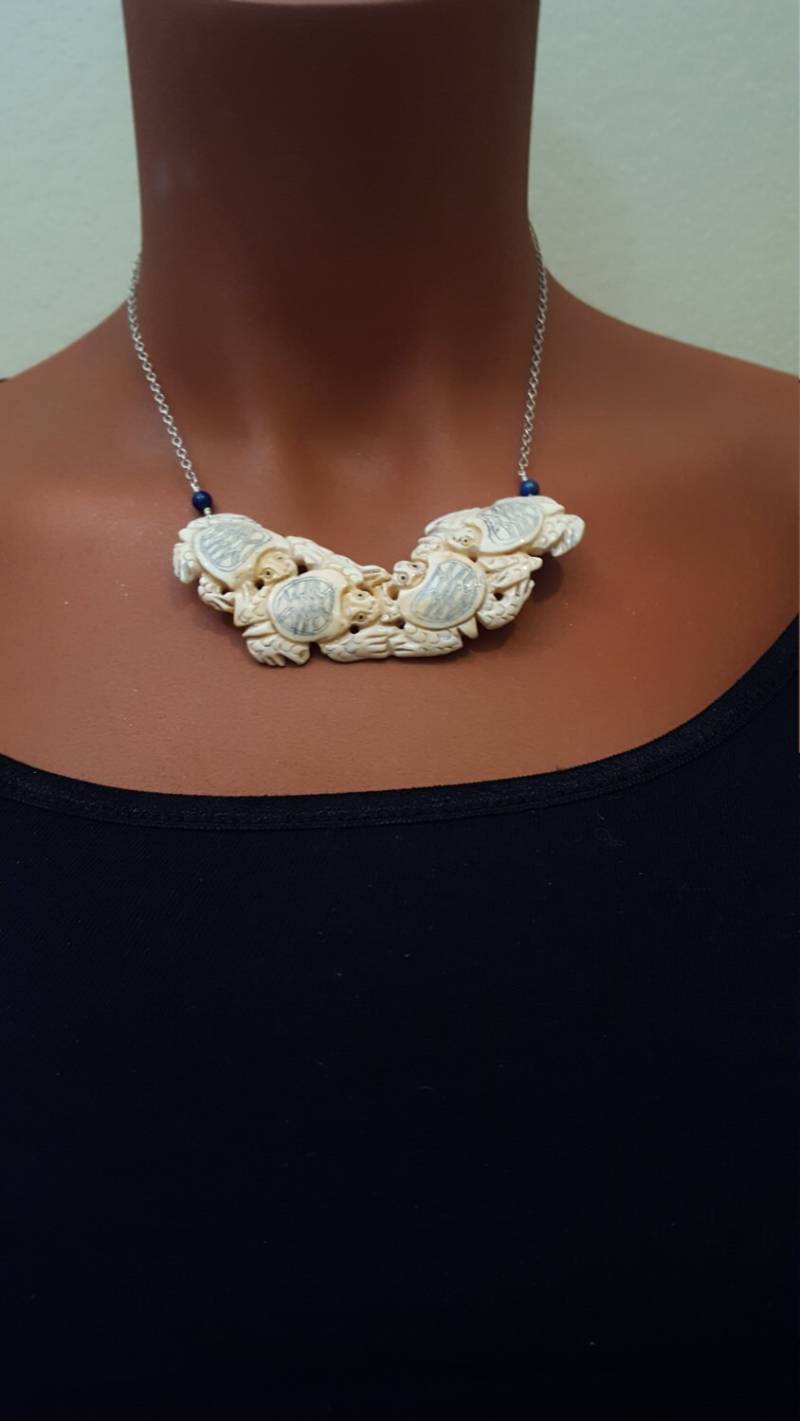 Geschnitzte Knochen, Schildkröte Halsreif Mit Lapislazuli Perlen Und Sterling Silber Kette Geschnitzte Knochen, Schildkröte Halsreif Mit Lapislazuli Perlen Und Sterling Silber Kette von SWearJewelry