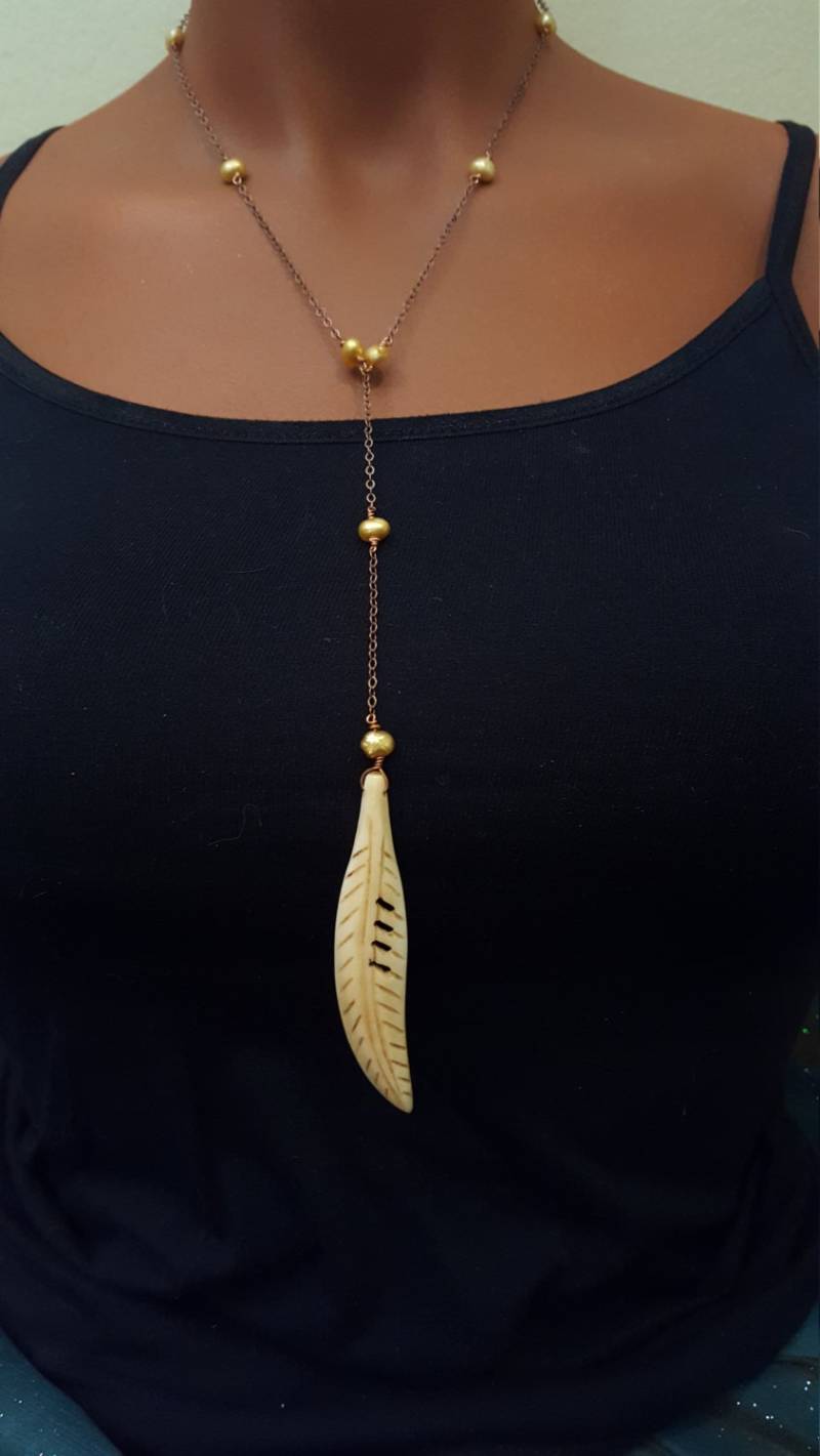 Geschnitzter Feder Halskette Mit Perlen Und Kupfer-Kette Link Geschnitzter Feder Halskette Mit Perlen Und Kupfer-Kette Link von SWearJewelry